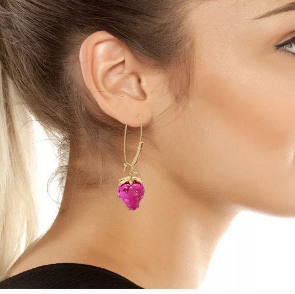 🔹Betsey Johnson Gold Tone Metallic Fuchsia Strawberry Drop Earrings Crystal NWT - Picture 2 of 5